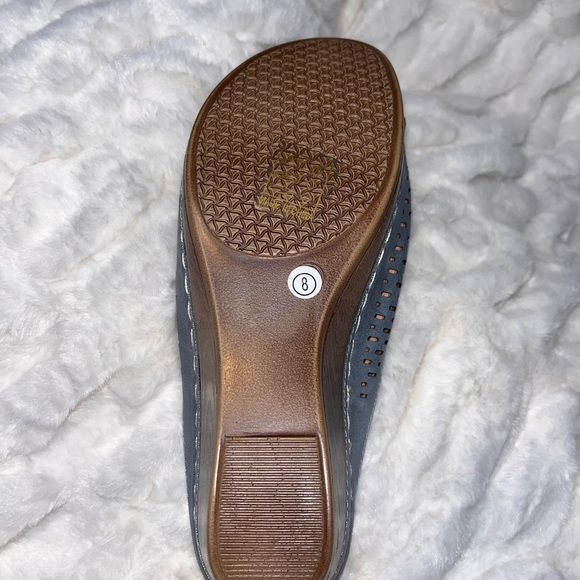 Light blue wedge sandals.  New.  Size 8. - Picture 6 of 9